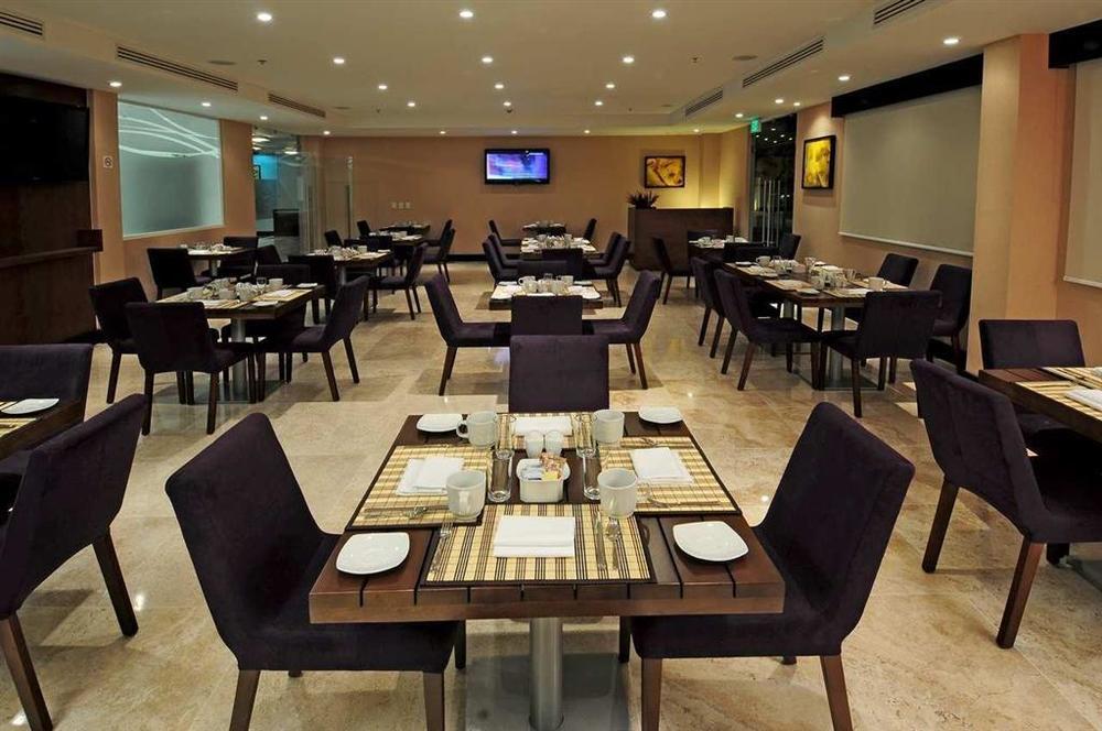 Doubletree By Hilton Queretaro Hotell Restaurant bilde